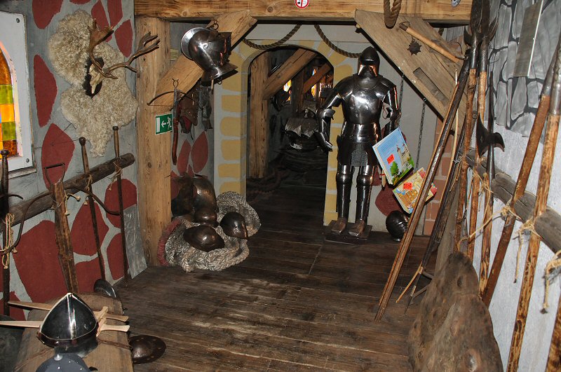 Rüstungen, Waffen und Gebrauchsgegenstände im Inneren des Museums