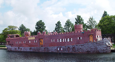 Seitenansicht des Museumsschiffs Kasteel Vlotburg